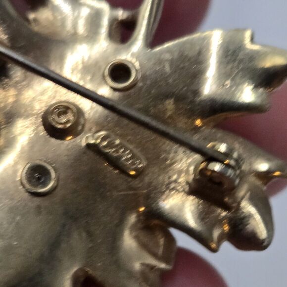 Vintage Pegasus CORO Signed Gold Tone Pin Brooch Rhinestone Faux Pearl Leaf - Picture 5 of 6